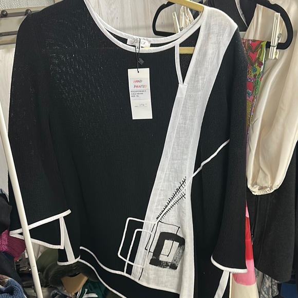 jask Tops - Black and White Artistic Top